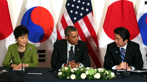▲ 박근혜 대통령과 버락 오바마 미국 대통령, 아베 신조 일본 총리는 지난달 25일 오후(현지 시각) 네덜란드 헤이그 미 대사관저에서 한·미·일 정상회담을 진행했다. ⓒ연합뉴스 