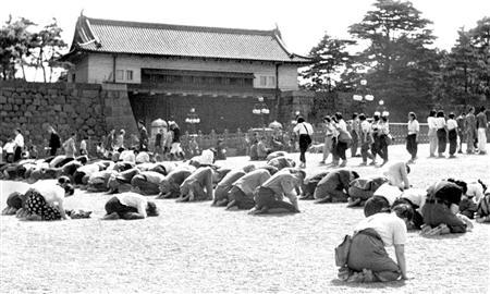 히로히토의 무조건 항복선언을들은 일본인과 미국인들.JPG | 인스티즈