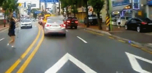 좌우도 안 살피고 하는 무단횡단 | 인스티즈