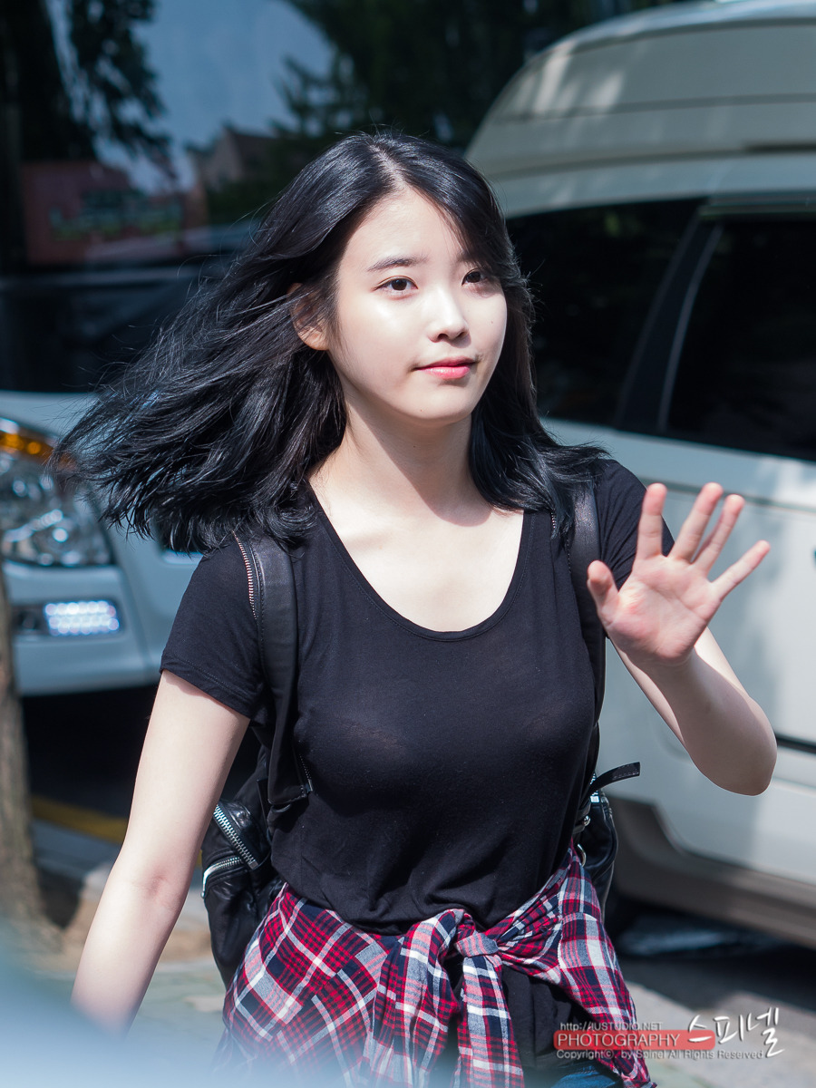 은근히 야한 옷입은 아이유 | 인스티즈