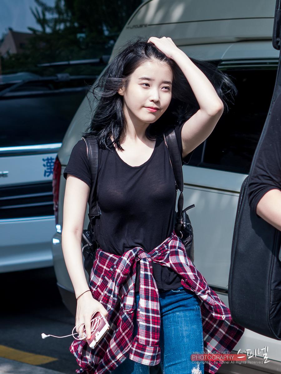 은근히 야한 옷입은 아이유 | 인스티즈